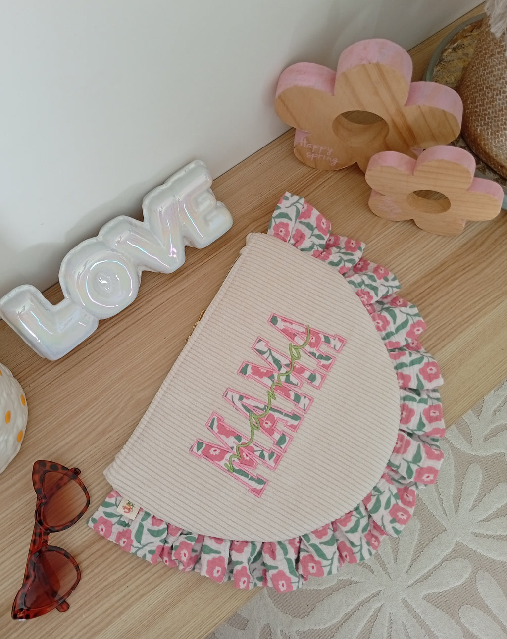 Mama Pochette Beige | Storia