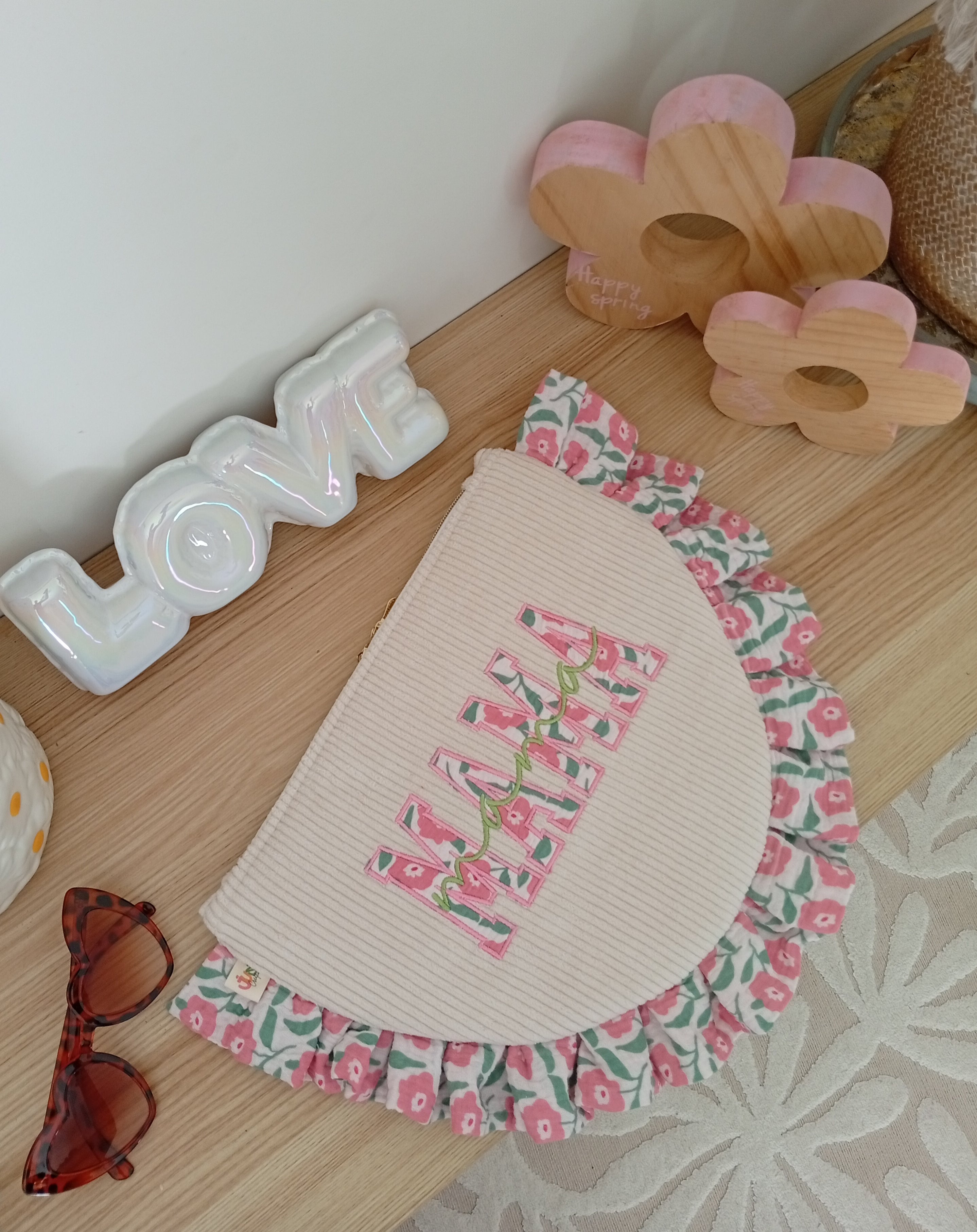Mama Pochette Beige | Storia