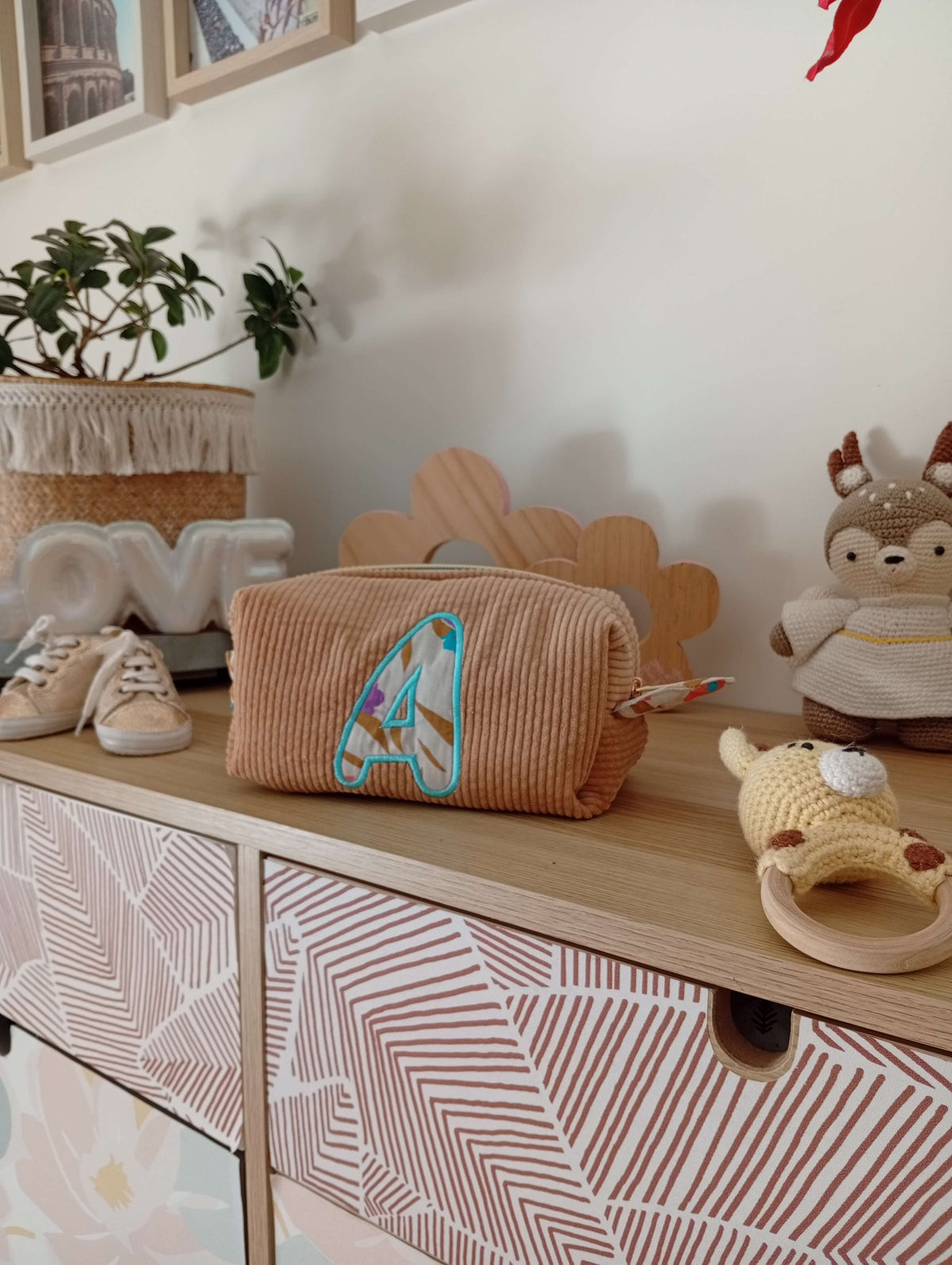 Mini trousse Coquillage Lettre Camel | Multi Fleurs