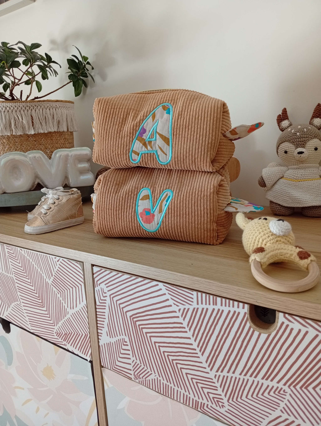 Mini trousse Coquillage Lettre Camel | Multi Fleurs